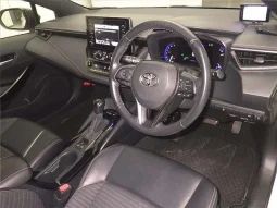 Corolla Touring WXB pearl hybrid 2021