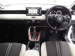 Honda Vezel 2021 E:HEV Play Pearl White Moonroof