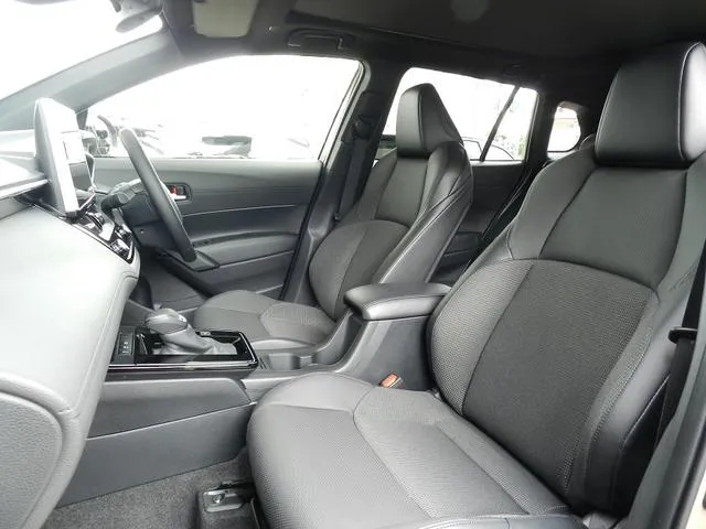 2020 Corolla Cross Z with moonroof (New Shape) Brown front seat