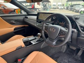 Lexus ES 300h 2022 Version L Blue