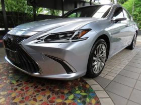 Lexus 2023 ES 300h Hybrid Version L Titanium