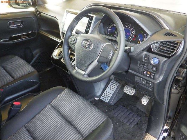 Toyota Voxy Cockpit 1