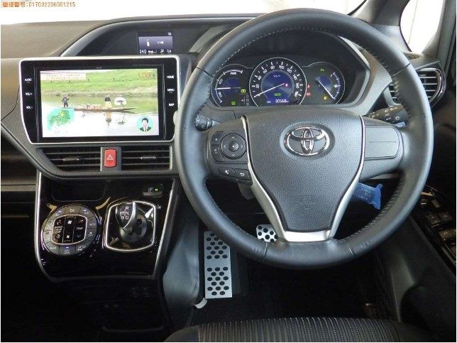 Toyota Voxy Cockpit 3